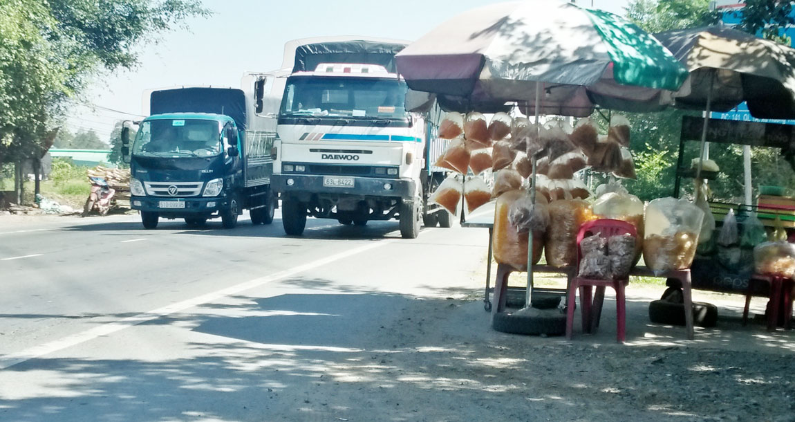 Bày bán hàng hóa lấn chiếm lòng đường làm chật hẹp mặt đường, cản trở phương tiện lưu thông