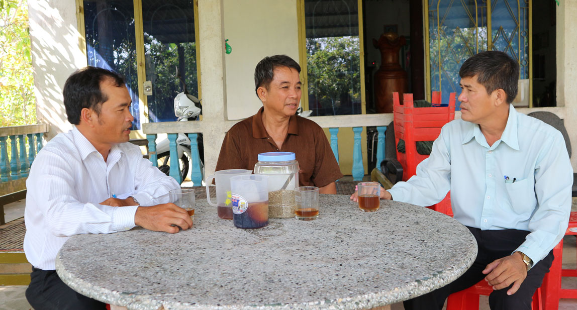 Bí thư Chi bộ kiêm Trưởng khu phố 6 - Nguyễn Minh Châu (bìa trái) trao đổi với người dân về việc xây dựng trạm bơm điện