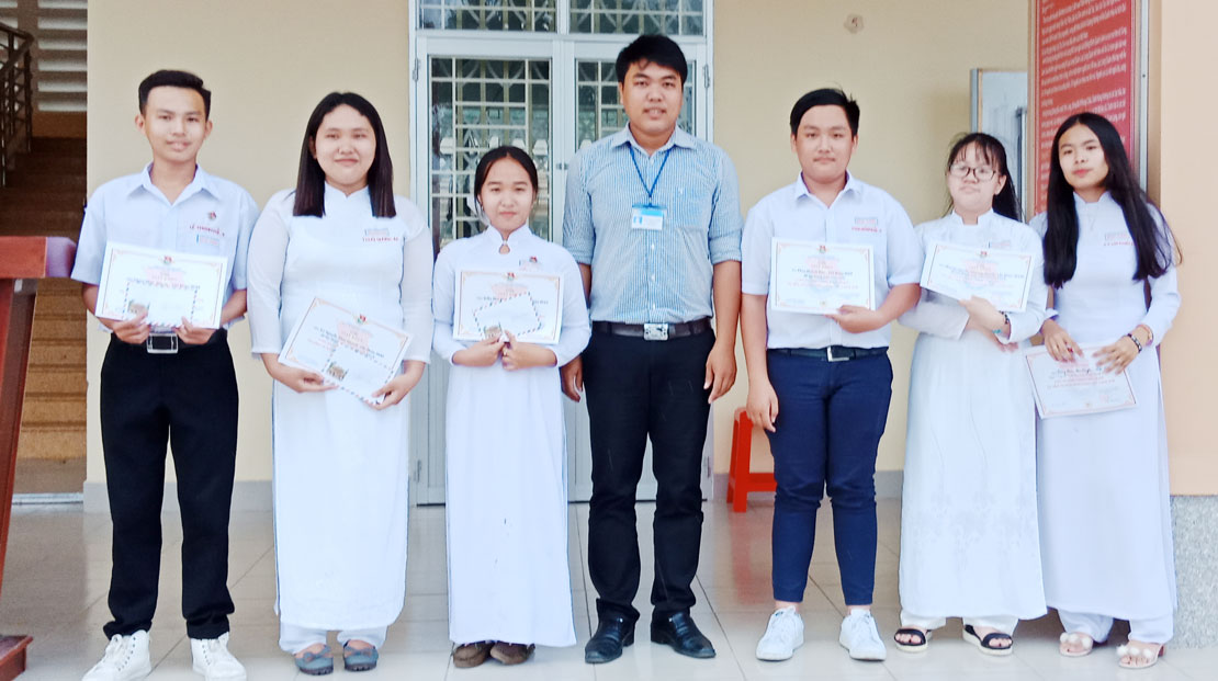 Thầy Phan Minh Tường (giữa) phát thưởng cho học sinh