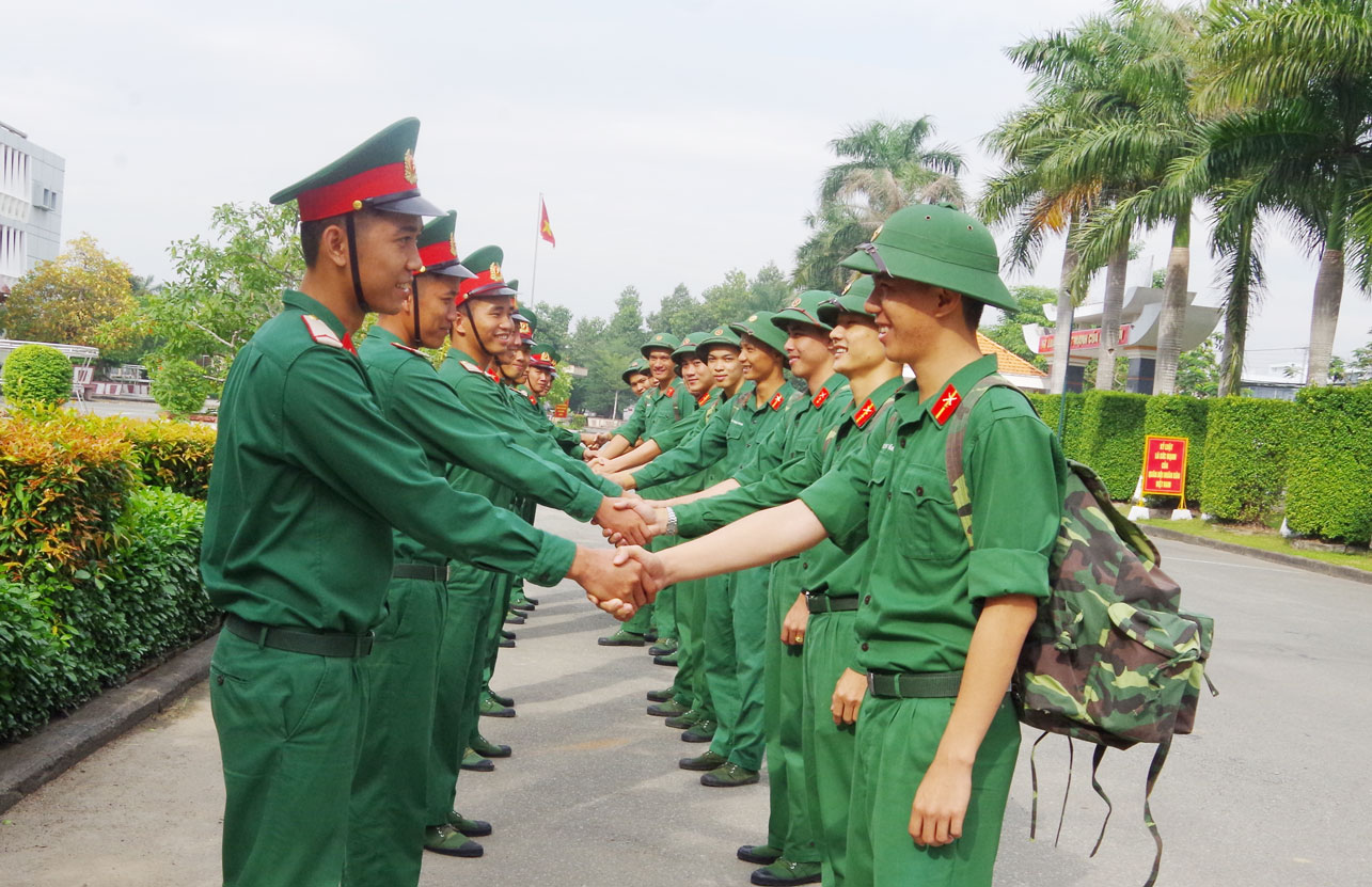 Những quân nhân xuất ngũ thuộc Trung đội Vệ binh, Phòng Tham mưu động viên đồng đội đang tại ngũ phấn đấu học tập, công tác tốt