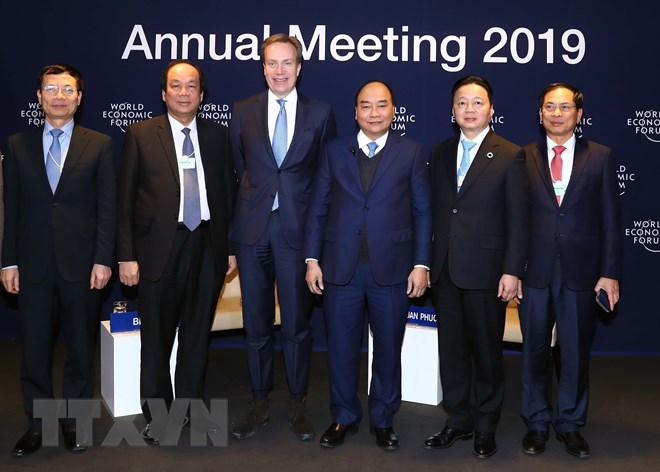 Thủ tướng đối thoại với Chủ tịch WEF về chủ đề Việt Nam và Thế giới