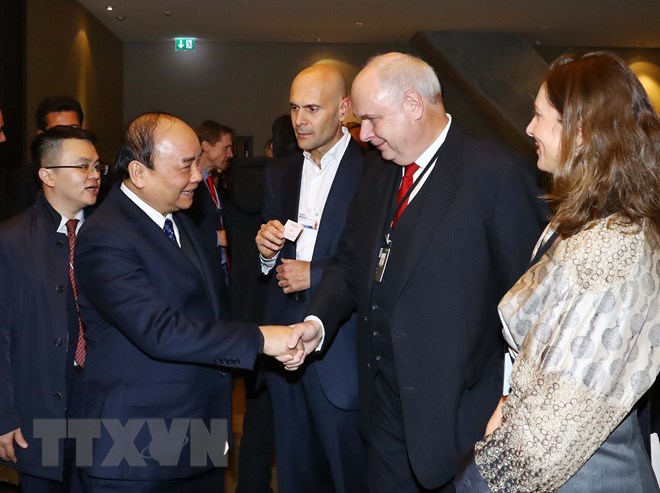 Thủ tướng đối thoại với các tập đoàn toàn cầu về kinh tế Việt Nam Thủ tướng Nguyễn Xuân Phúc chủ trì Đối thoại với lãnh đạo các tập đoàn toàn cầu về kinh tế Việt Nam. (Ảnh: Thống Nhất/TTXVN)