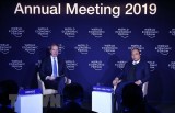 Thủ tướng đối thoại với Chủ tịch WEF về chủ đề Việt Nam và Thế giới