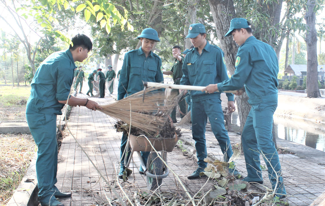 Dịp Tết Kỷ Hợi 2019, Nghĩa trang Liệt sĩ tỉnh có gần 2.000 lượt đoàn viên, học sinh, sinh viên tham gia dọn vệ sinh