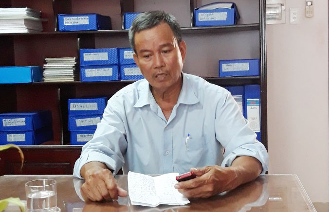 Ông Trần Hồng Lạc đến tòa soạn Báo Long An phản ánh việc tài khoản của ông liên tục bị trừ tiền sử dụng dịch vụ mà không rõ lý do