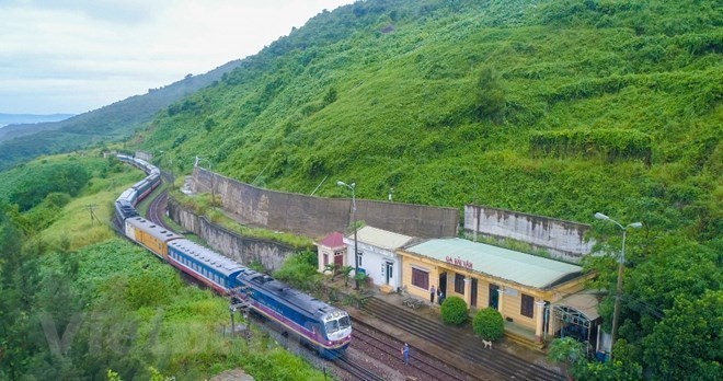 Tuyến đường sắt Bắc-Nam đã chính thức thông tuyến sau sự cố tàu khách trật bánh tại Bình Thuận. (Ảnh: Minh Sơn/Vietnam+)