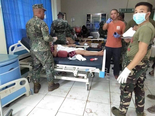 Các nạn nhân của vụ đánh bom được đưa tới cấp cứu tại bệnh viện. Ảnh: Twitter