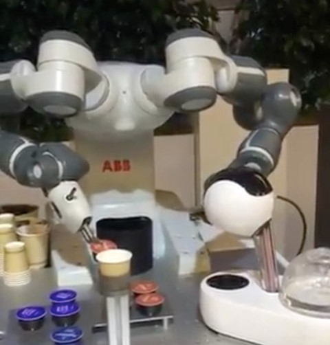 Robot YuMi đang pha cà phê. Ảnh: YOUTUBE