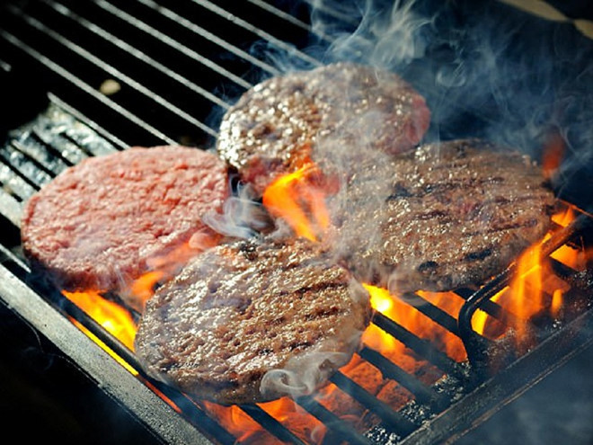 Nấu một số thực phẩm ở nhiệt độ cao, như nướng, chiên, xào, có thể tạo ra các hợp chất có hại làm tăng nguy cơ ung thư. Ảnh: SHUTTERSTOCK