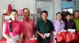 Tặng quà tết cho gia đình chính sách, hộ nghèo xã Tân Phước Tây