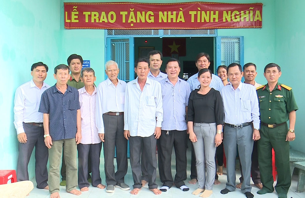 Bà Nguyễn Thị Lam vui mừng nhận nhà mới