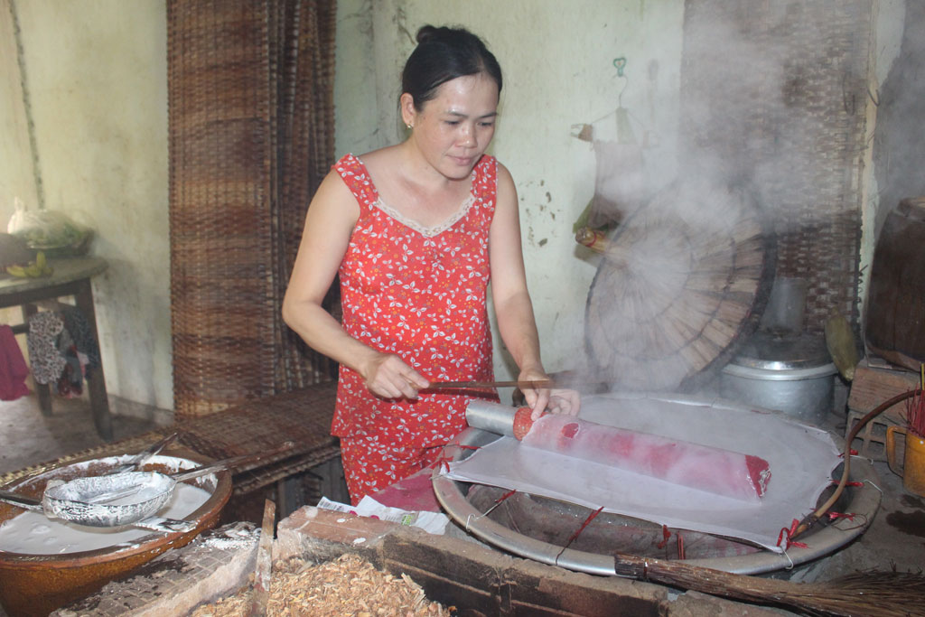 Bánh tráng tại làng nghề luôn được người tiêu dùng ưa chuộng dịp tết