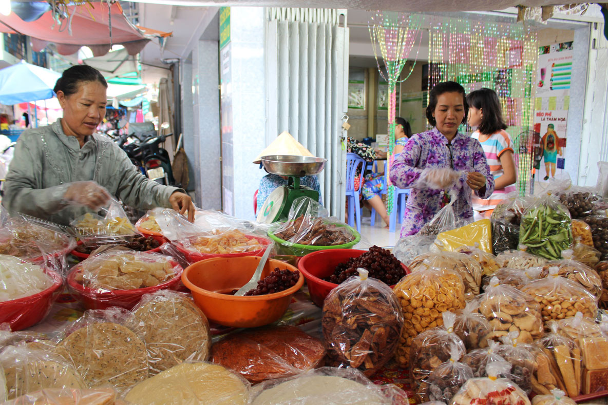 Chợ tết truyền thống cung cấp đầy đủ các mặt hàng phục vụ người dân