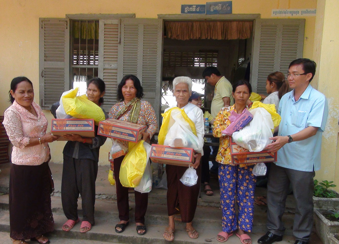 Khám bệnh, cấp thuốc, tặng quà cho dân nghèo CamPuchia