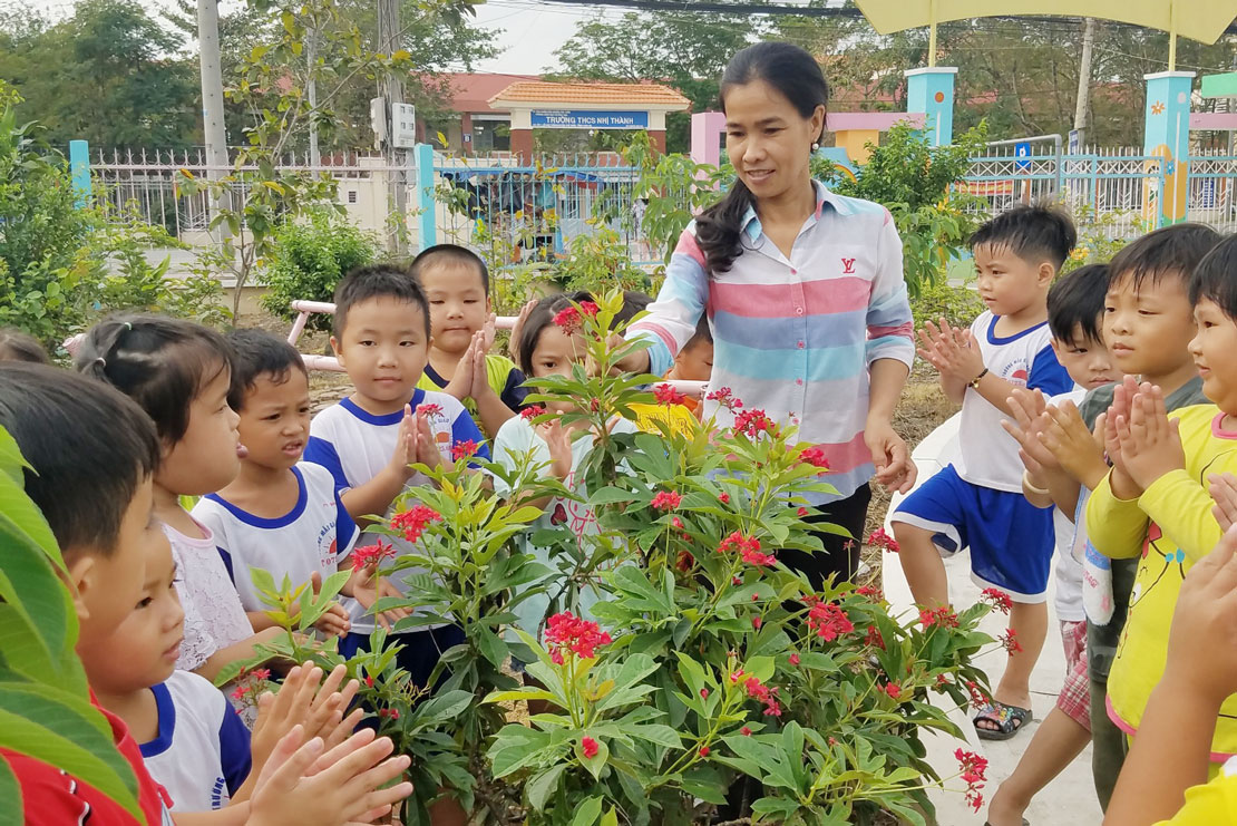 Cô Lê Thị Cẩm luôn lấy trẻ làm trung tâm trong quá trình chăm sóc, giáo dục trẻ