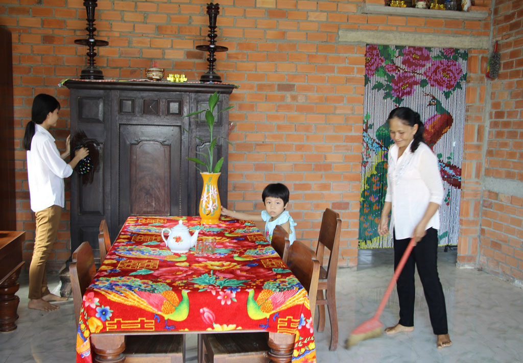 Dù bận rộn với vườn chanh, chị Nguyễn Thị Tuyết Nhung vẫn dành thời gian dọn dẹp nhà cửa chuẩn bị đón tết