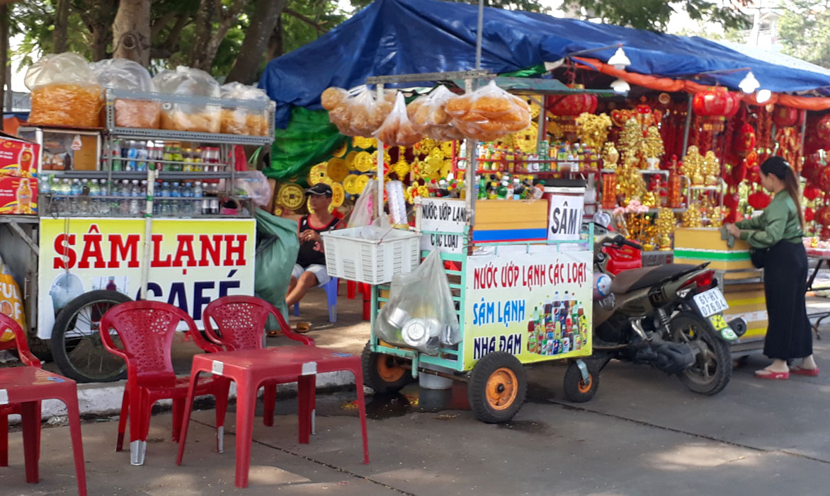 Những người bán hàng rong vẫn tất bật mưu sinh, ngay cả trong những ngày tết