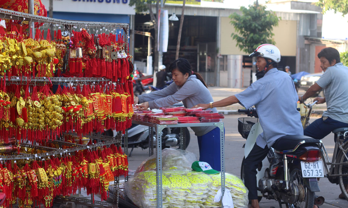 Nhiều mặt hàng trang trí tết được khách hàng ưa chuộng