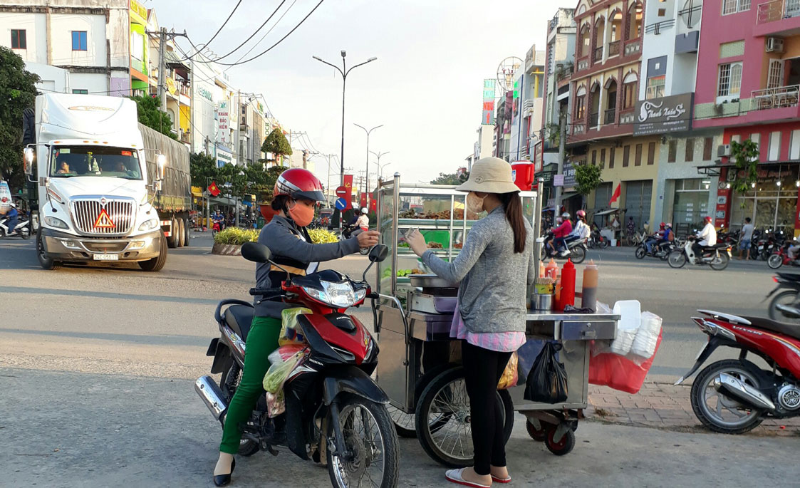 Những người bán hàng rong vẫn tất bật mưu sinh, ngay cả trong những ngày tết