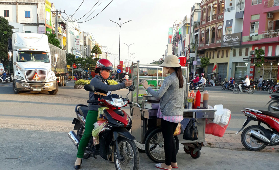 Những người bán hàng rong vẫn tất bật mưu sinh, ngay cả trong những ngày tết