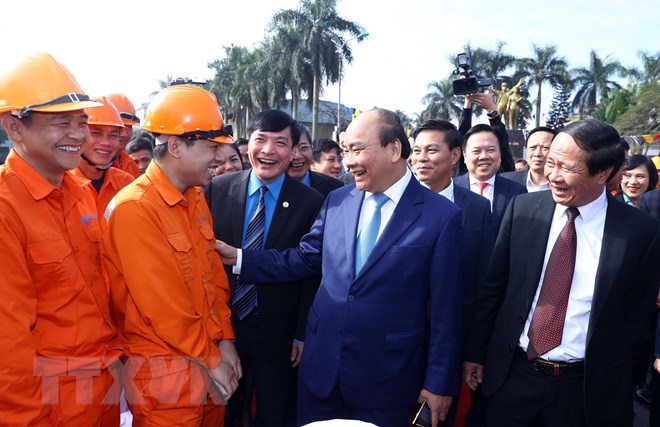 Thủ tướng Nguyễn Xuân Phúc thăm hỏi, động viên, chúc Tết công nhân, người lao động tại cảng Hoàng Diệu. (Ảnh: Thống Nhất/TTXVN)