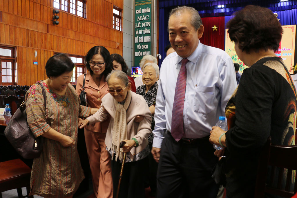 Phó Thủ tướng Thường trực Chính phủ - Trương Hòa Bình cùng cô Năm Thủy (bìa trái) dự họp mặt tại Long An