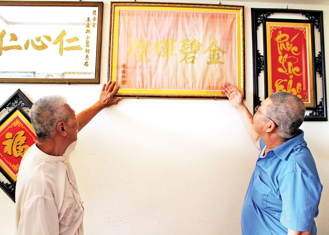 Vào ngày tết, người Hoa thường thay câu đối liễn mới, giấy đỏ  chữ vàng mang thông điệp tốt lành