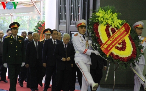 Tổng Bí thư, Chủ tịch nước Nguyễn Phú Trọng dẫn đầu đoàn đại biểu Ban Chấp hành Trung ương Đảng vào viếng đồng chí Nguyễn Đức Bình.