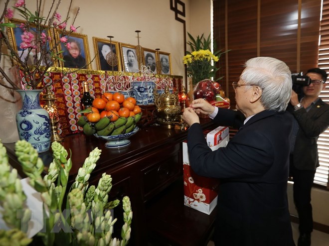 Tổng Bí thư, Chủ tịch nước Nguyễn Phú Trọng thắp hương tưởng niệm nguyên Tổng Bí thư Trường Chinh. Ảnh: TTXVN