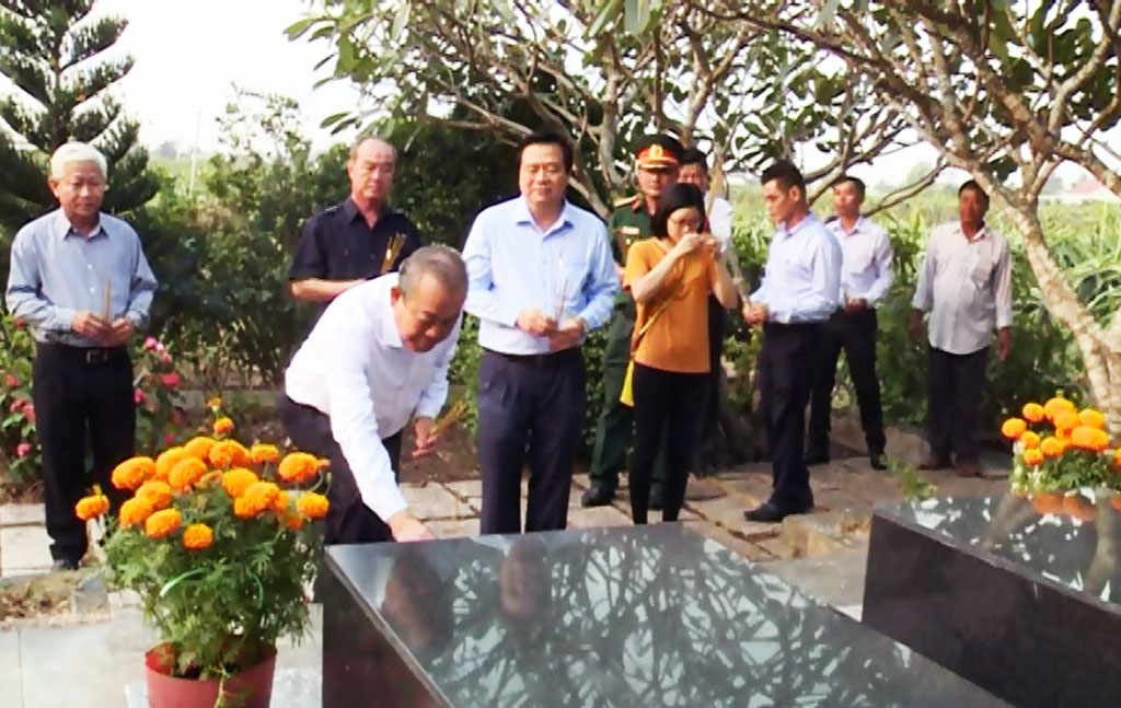 Phó Thủ tướng Thường trực Chính Phủ - Trương Hòa Bình viếng cố  Giáo sư Trần Văn Giàu