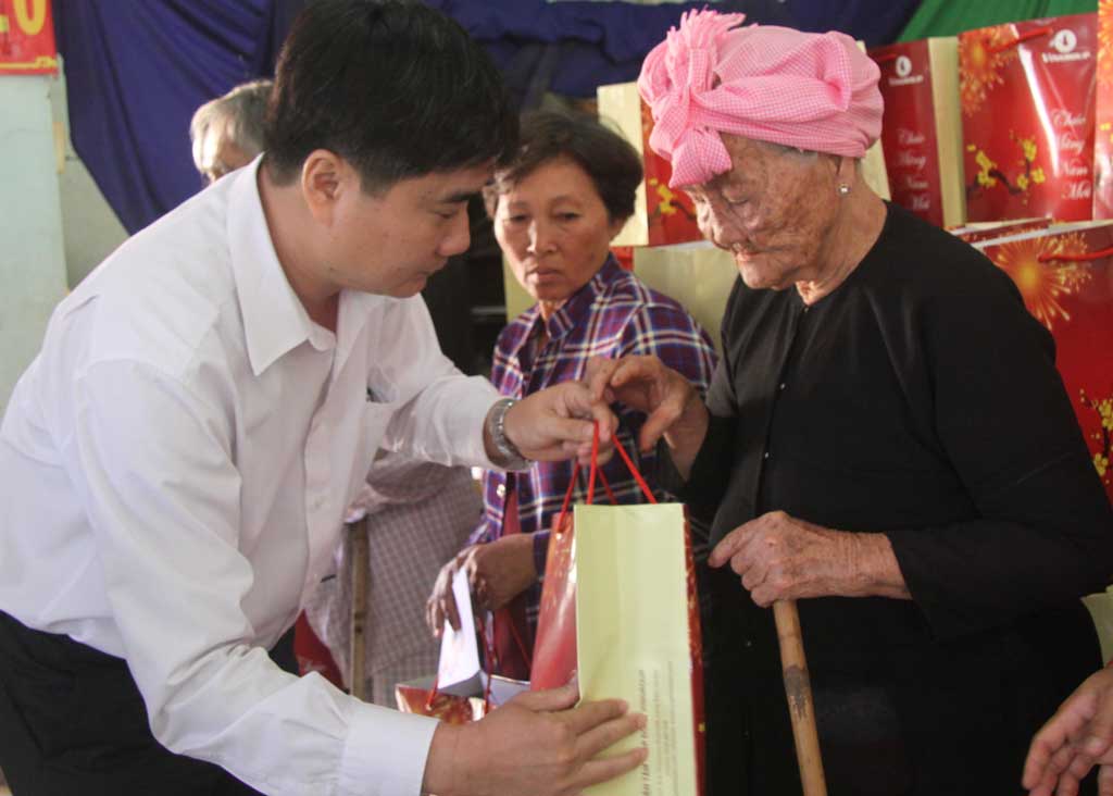 Phó Tổng Biên tập Báo Long An - Châu Hồng Khá tặng quà tết cho người nghèo
