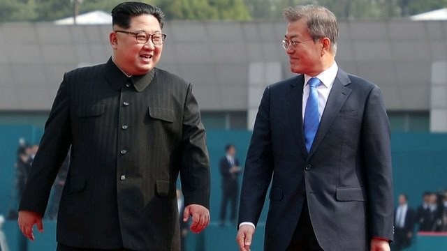 Tổng thống Hàn Quốc Moon Jae-in và nhà lãnh đạo Triều Tiên Kim Jong-un. (Nguồn: TheHill)