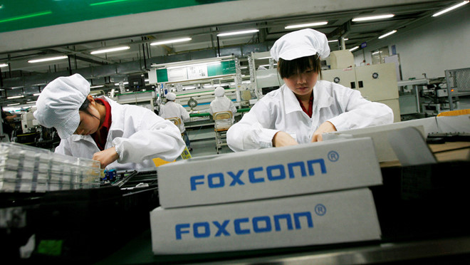 Nhân viên làm việc tại nhà máy Foxconn ở tỉnh Quảng Châu (Trung Quốc). Ảnh: Reuters