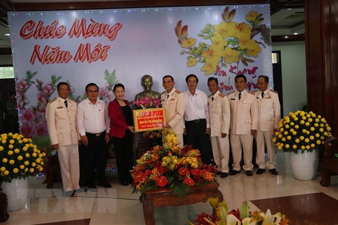Chủ tịch Quốc hội Nguyễn Thị Kim Ngân chúc Tết và tặng quà Công an Tiền Giang. (Ảnh : Minh Trí/TTXVN)