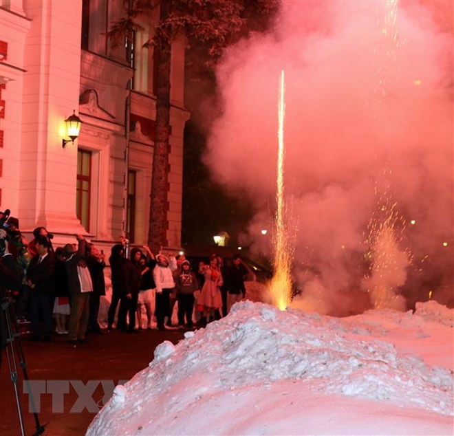 Màn pháo hoa giữa mênh mông tuyết trắng trong khuôn viên Đại sứ quán Việt Nam tại Nga. (Ảnh: Hồng Quân/TXVN)