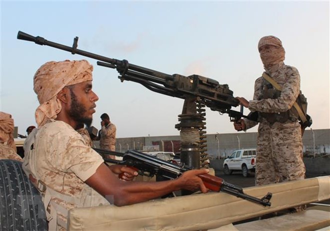 Lực lượng ủng hộ Chính phủ Yemen giao tranh với phiến quân Houthi tại cảng Mukalla, Yemen. (Nguồn: AFP/TTXVN)