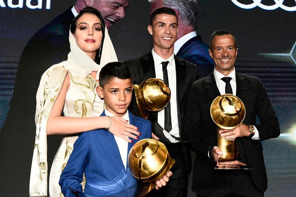 Jorge Mendes (ngoài cùng bên phải) đại diện cho Cristiano Ronaldo
