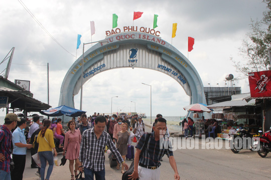 Du khách đáp chuyến bay xuống sân bay Phú Quốc