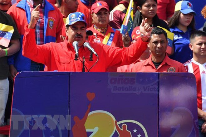 Tổng thống Venezuela Nicolas Maduro (giữa) phát biểu trước những người ủng hộ trong cuộc míttinh kỷ niệm 20 năm cuộc Cách mạng Bolivar, do cố Tổng thống Hugo Chavez khởi xướng, ở Caracas ngày 2/2/2019. (Ảnh: AFP/TTXVN)