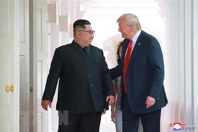 Nhà lãnh đạo Triều Tiên Kim Jong-un (trái) trong cuộc gặp thượng đỉnh với Tổng thống Mỹ Donald Trump tại Singapore ngày 12/6/2018. (Nguồn: EPA/TTXVN)