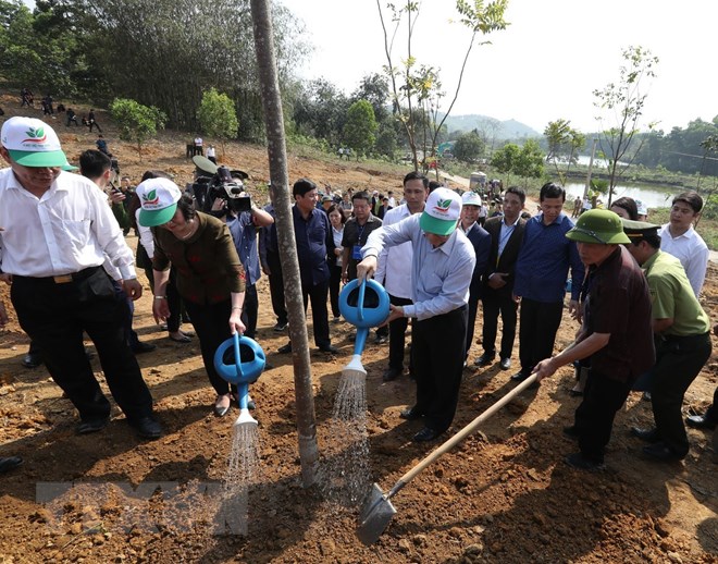 Tổng Bí thư, Chủ tịch nước Nguyễn Phú Trọng tham gia Tết trồng cây đời đời nhớ ơn Bác Hồ tại xã Việt Cường, huyện Trấn Yên. (Ảnh: Trí Dũng/TTXVN)