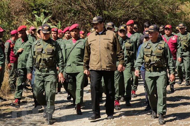 Tổng thống Venezuela Nicolas Maduro (giữa) thăm trụ sở của Lực lượng Phòng vệ quốc gia Bolivar ở Macarao, Caracas, ngày 1/2/2019. (Ảnh: AFP/TTXVN)