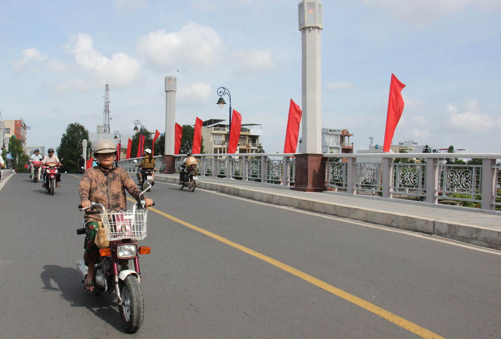 Năm mới, quyết tâm mới Phường 2, TP.Tân An chung tay xây dựng cảnh quan môi trường, nâng chất các tiêu chí phường văn minh đô thị. Ảnh: Ng.Nhi