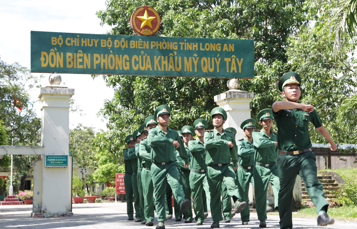 Trong những ngày này, Đồn Biên phòng Cửa khẩu Mỹ Quý Tây (huyện Đức Huệ) luôn thực hiện tốt chế độ trực, bảo quản quân số