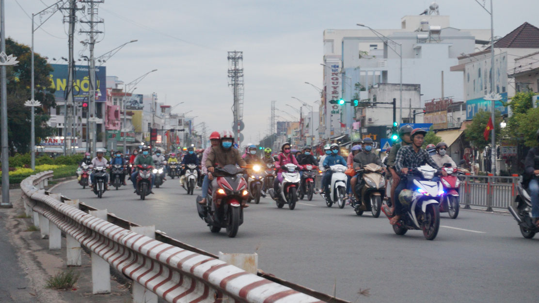 Giữ vững an ninh, trật tự trong những ngày nghỉ tết Sau kỳ nghỉ tết, trong ngày ngày 09 và 10/02, rất nhiều người từ các tỉnh miền Tây di chuyển qua Quốc lộ 1 (đoạn Long An) về các tỉnh miền Đông làm việc