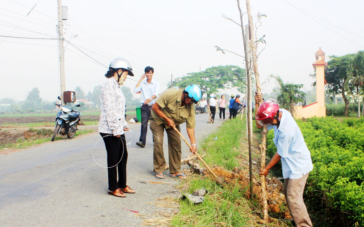 Cần Đước: Lan tỏa các mô hình Dân vận khéo Cán bộ và nhân dân xã Phước Vân, huyện Cần Đước tham gia trồng cây