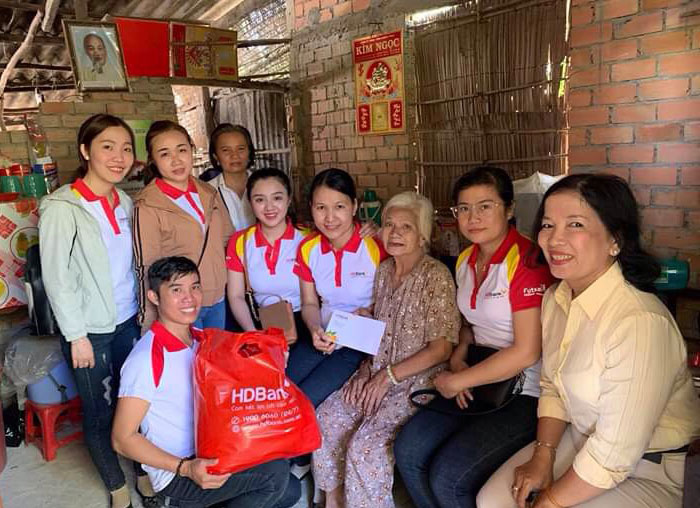 Các cấp Hội Liên hiệp Phụ nữ Việt Nam tỉnh vận động tặng quà cho người dân