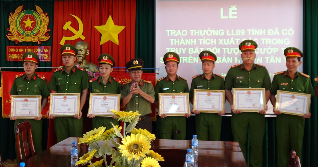 Thượng tá Võ Văn Liếp - Phó Trưởng Công an huyện, trao giấy khen đột xuất cho 7 cá nhân là lực lượng tuần tra phòng, chống tội phạm (lực lượng 09)