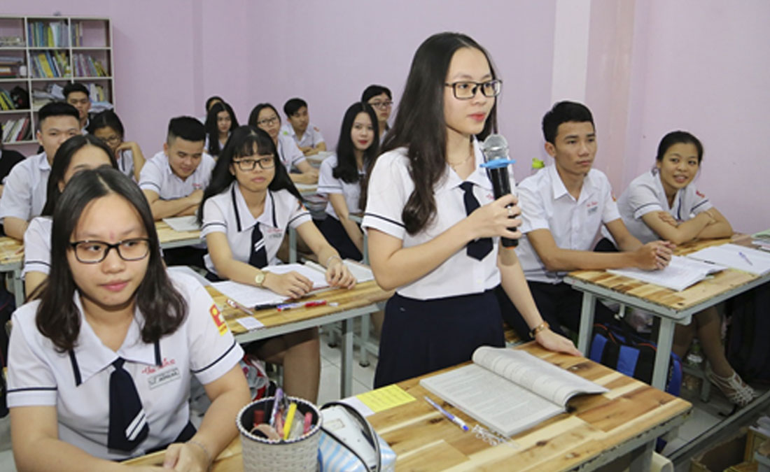 Em Phan Thị Thu Quyền phát biểu trong giờ học