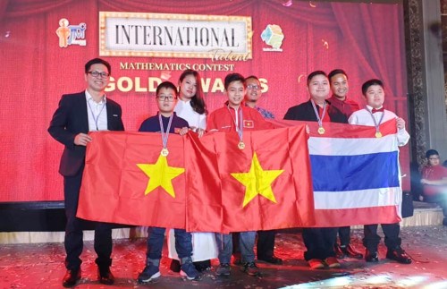 Gold medallists Nguyen Duy Khoi and Tran Minh Duc holding the national flag (Photo: giaoducthoidai.vn)